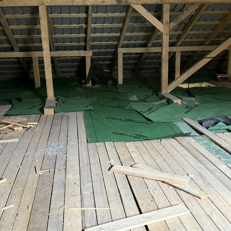 Pod cu planșeu izolat cu celuloză și membrană verde, lucrare EcoPlus