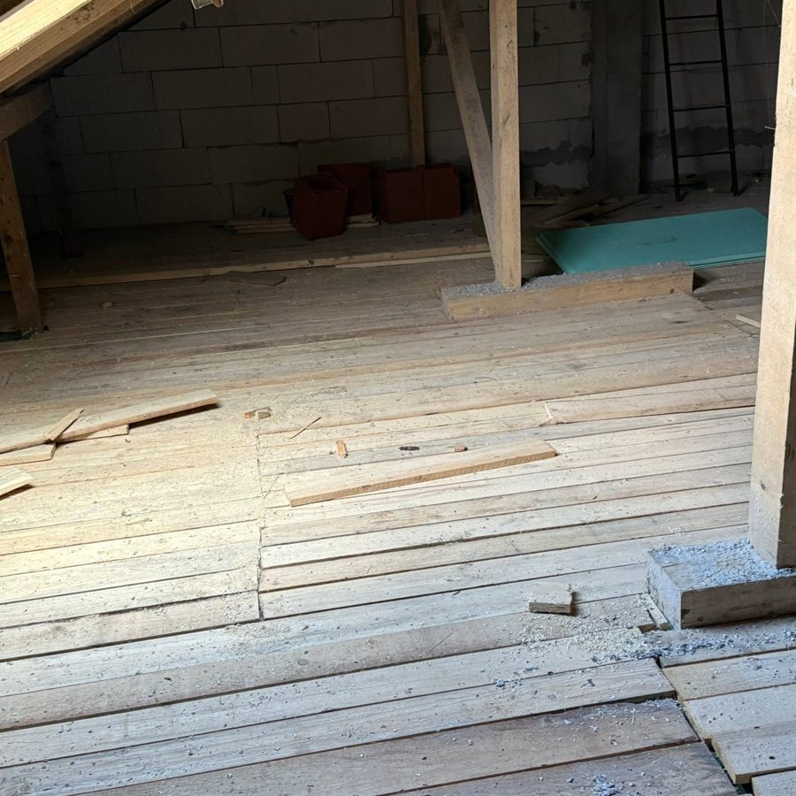 Structură de lemn a podului pregătită pentru izolare, lucrare EcoPlus